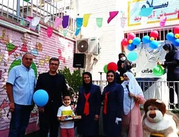 مدرسه مهرآیین، عکس یادگاری اولیا با مربیان پیش دبستانی مدرسه ی مهرآیین