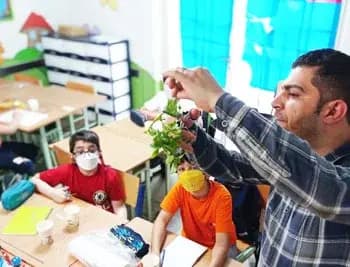 مدرسه  سلام یاسین، تصویری از کلاس تحقیقی گیاه شناسی