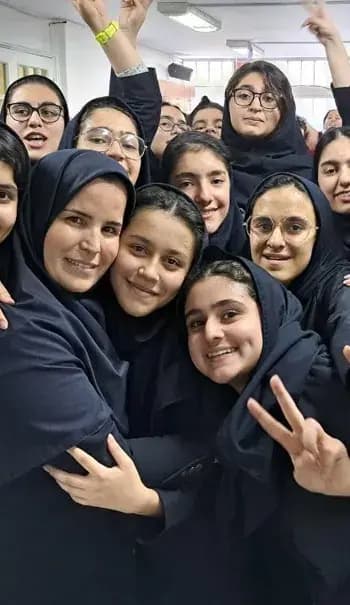مدرسه علامه طباطبایی واحد یوسف آباد، دبیرستان علامه طباطبایی یوسف آباد معتقد است، شادی نقش مهمی در رفاه کلی، موفقیت تحصیلی و تعاملات اجتماعی آنها دارد.