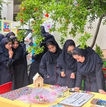 مدرسه آلا، برگزاری نمایشگاه ها توسط دانش آموزان دبیرستان آلا