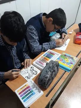 مدرسه آل طه، کلاس نقاشی با مداد شمعی در دبستان آل طه