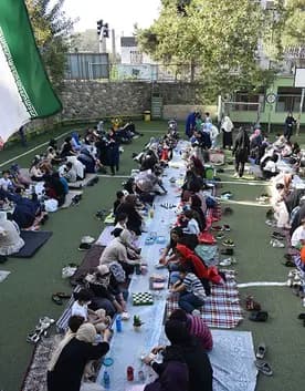 مدرسه فرهنگ، صبحانه دسته‌جمعی  در حیاط مدرسه فرهنگ