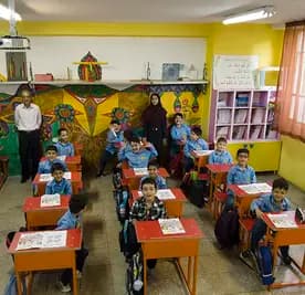 مدرسه فرهنگ، تحویل کتاب‌ها و لباس فرم به دانش‌آموزان